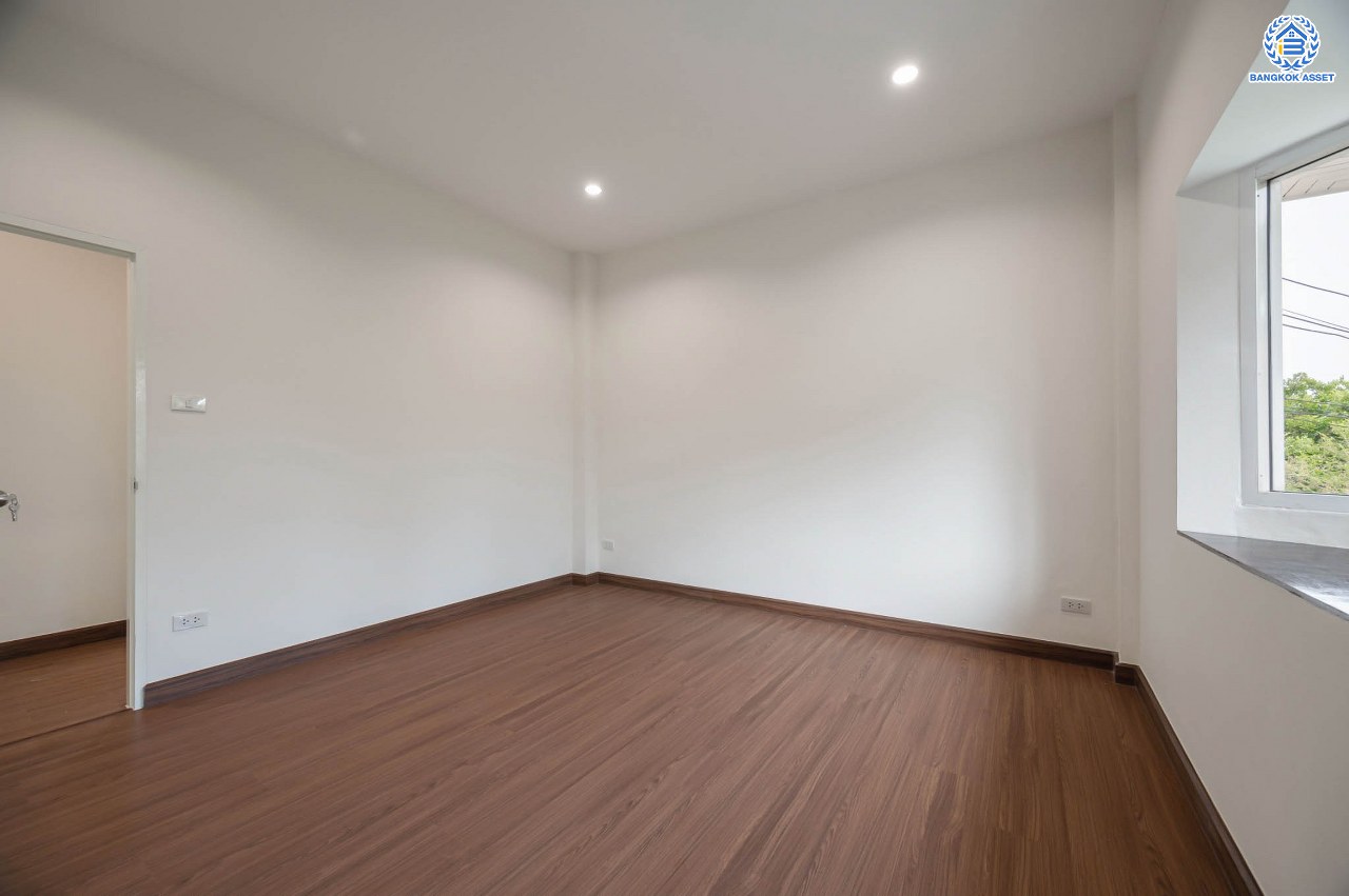 บ้านมือสองตกแต่งใหม่ โครงการ บ้านอาภา2 ปิ่นเกล้า-สวนผัก เนื้อที่ 61 ตร.ว. ฟังก์ชัน 3 ห้องนอน 3 ห้องน้ำ จอดรถได้ 2 คัน บนทำเลเดินทางสะดวก เชื่อมต่อหลายเส้นทาง ใกล้รถไฟฟ้าสายสีแดง "สถานีบางบำหรุ"